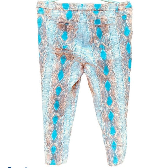 MONROE and MAIN Women's Size 18W Blue Ivory Snake Skin Printed Skinny Jeans - Picture 2 of 8